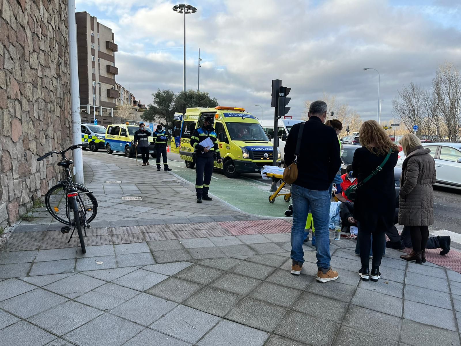 Un ciclista sufre una caída en la rotonda Leonardo Da Vinci