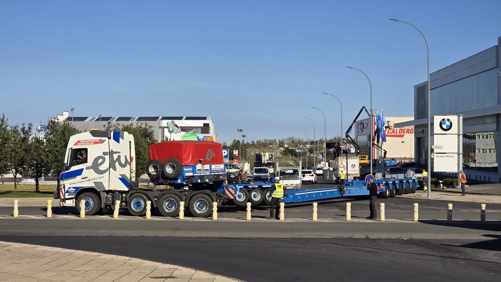 Montaje pasarela peatonal entre los polígonos El Montalvo, en Carbajosa  (7).jpg