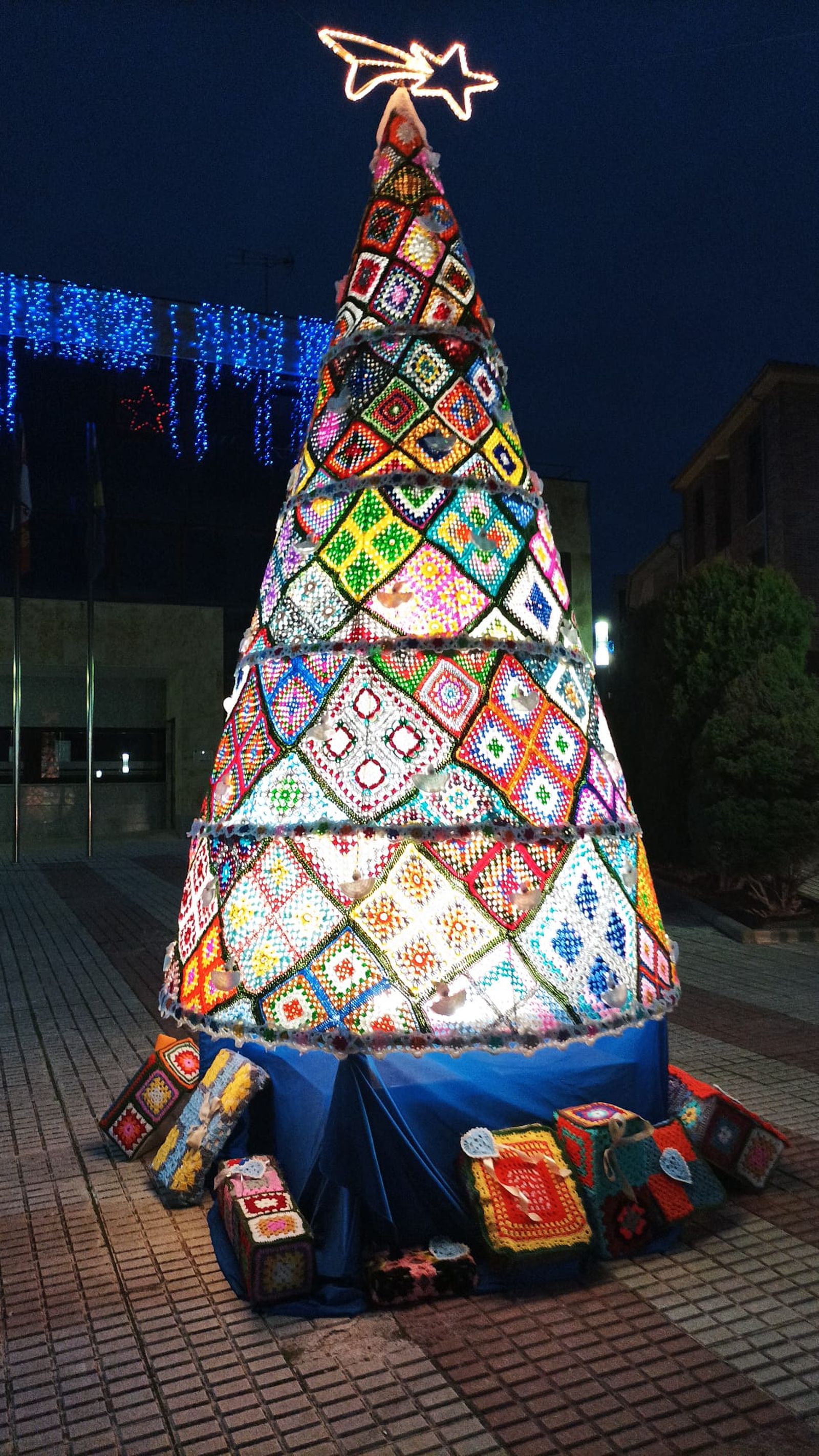 Árbol de ganchillo en San Cristóbal de la Cuesta 