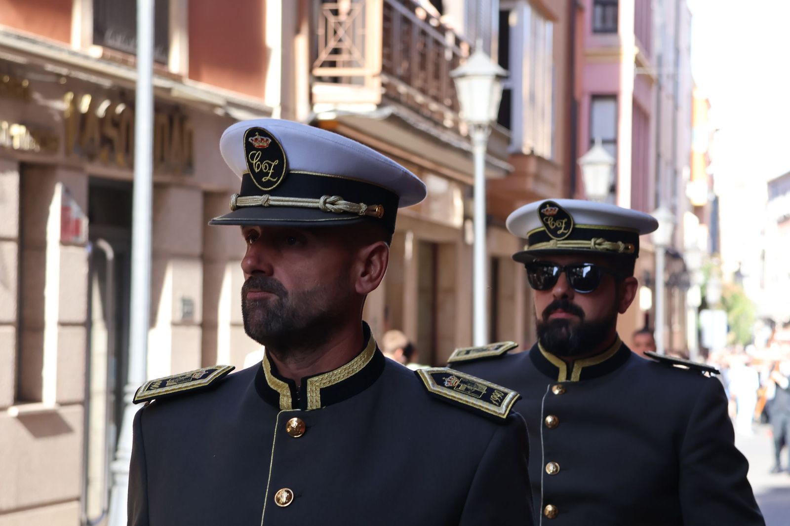 La Exaltación de la Cruz procesiona por las calles de Zamora rumbo a la carpa de San Bernabé