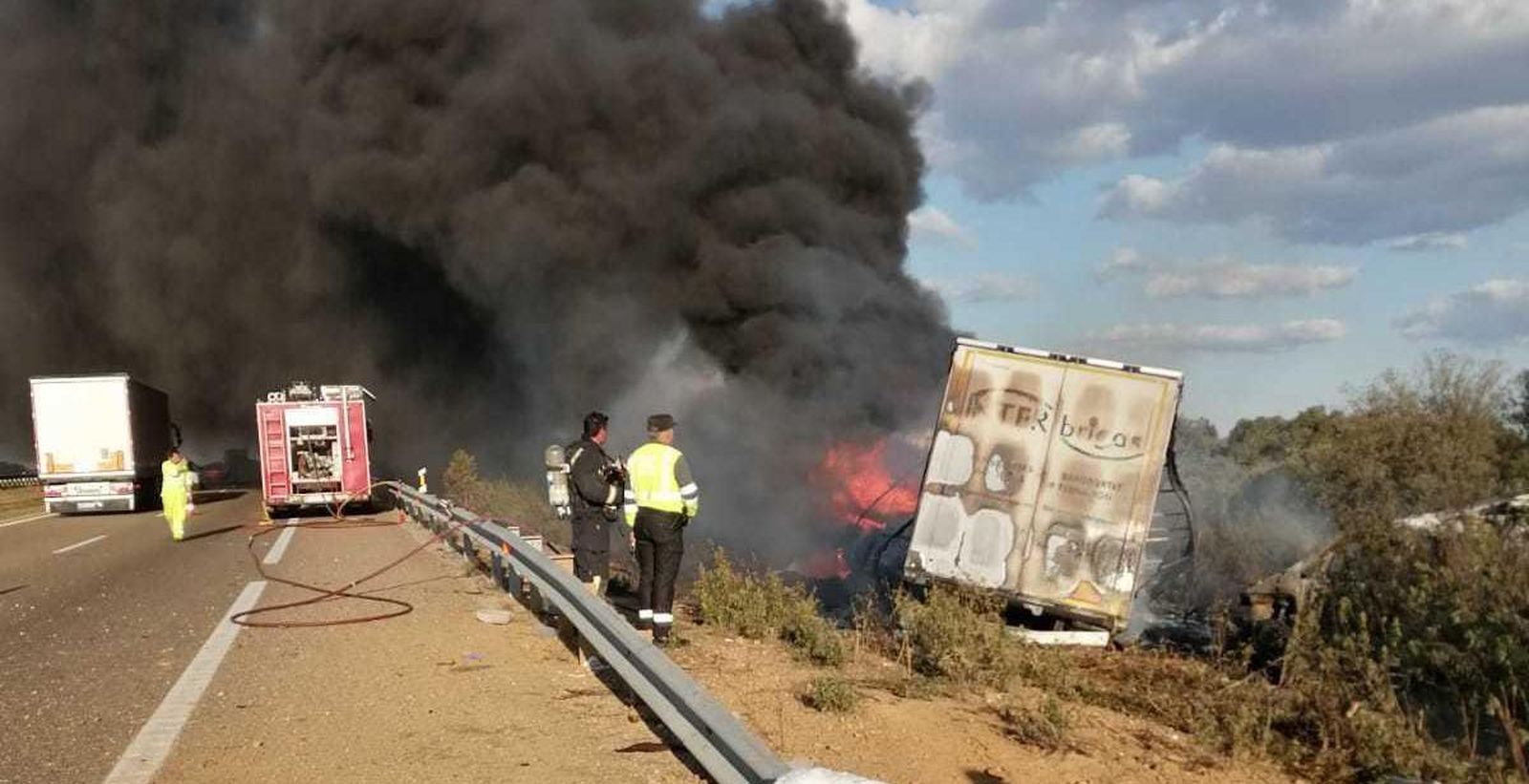 incendio-en-un-camion-tras-colisionar-con-una-furgoneta-4