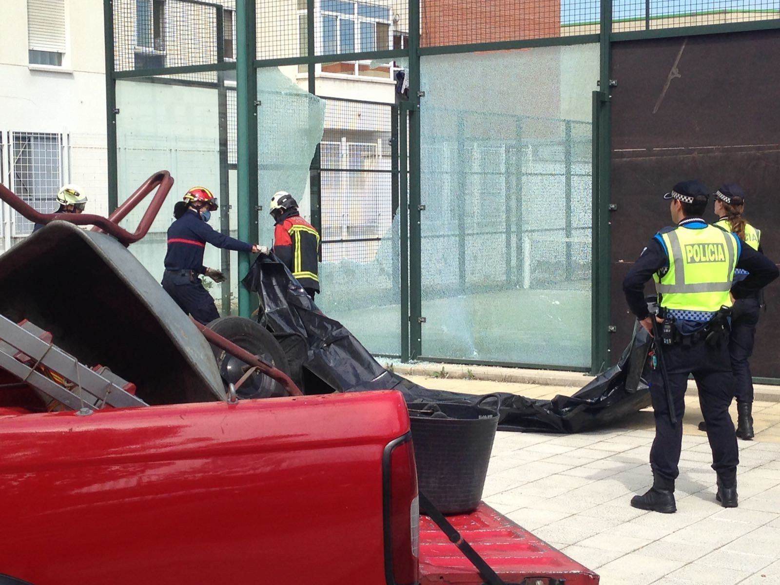Un acto vandálico acaba con dos cristales de una pista de pádel en Peña Trevinca