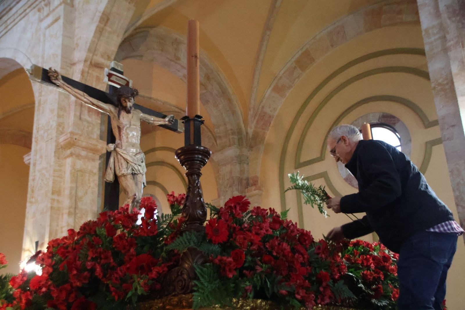 Montaje de flores en los pasos que salen de la Iglesia del Arrabal