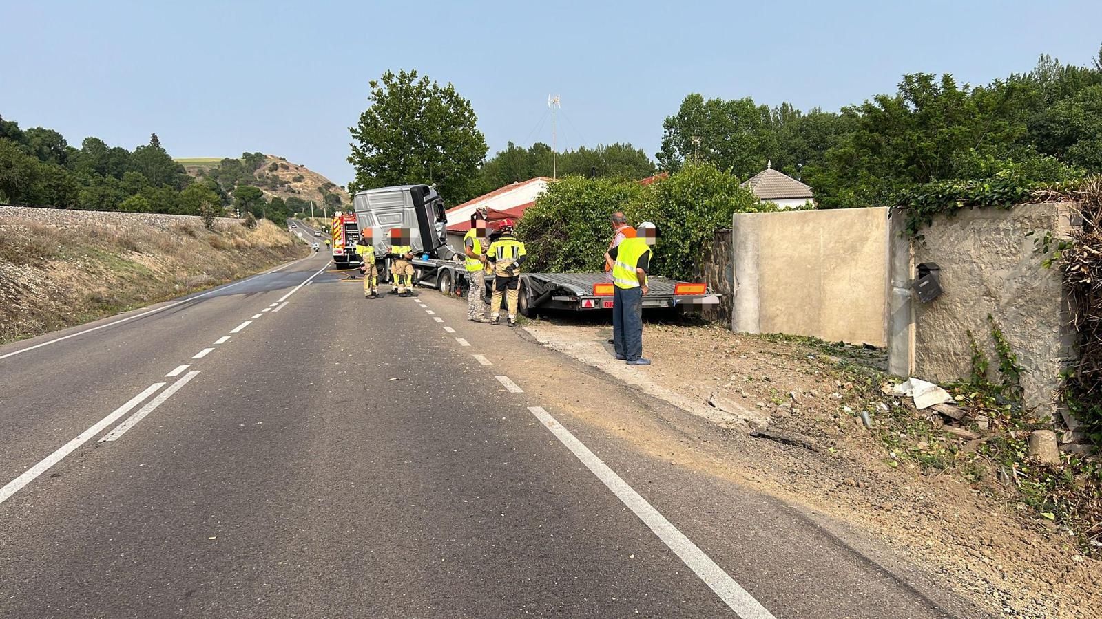 un-camion-se-empotra-contra-una-vivienda-en-la-carretera-de-aldealengua-7