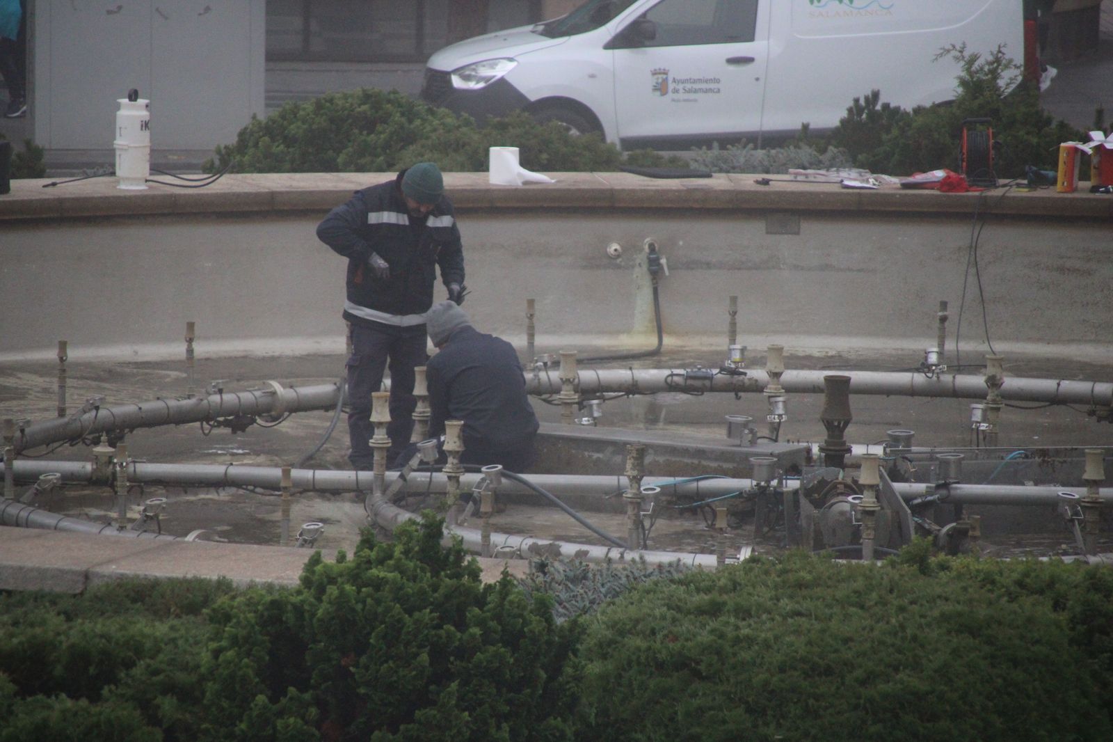 Trabajadores en la fuente de la plaza de Zamora (archivo paro) (5) Trabajadores en la fuente de la plaza de Zamora (archivo paro) (5)