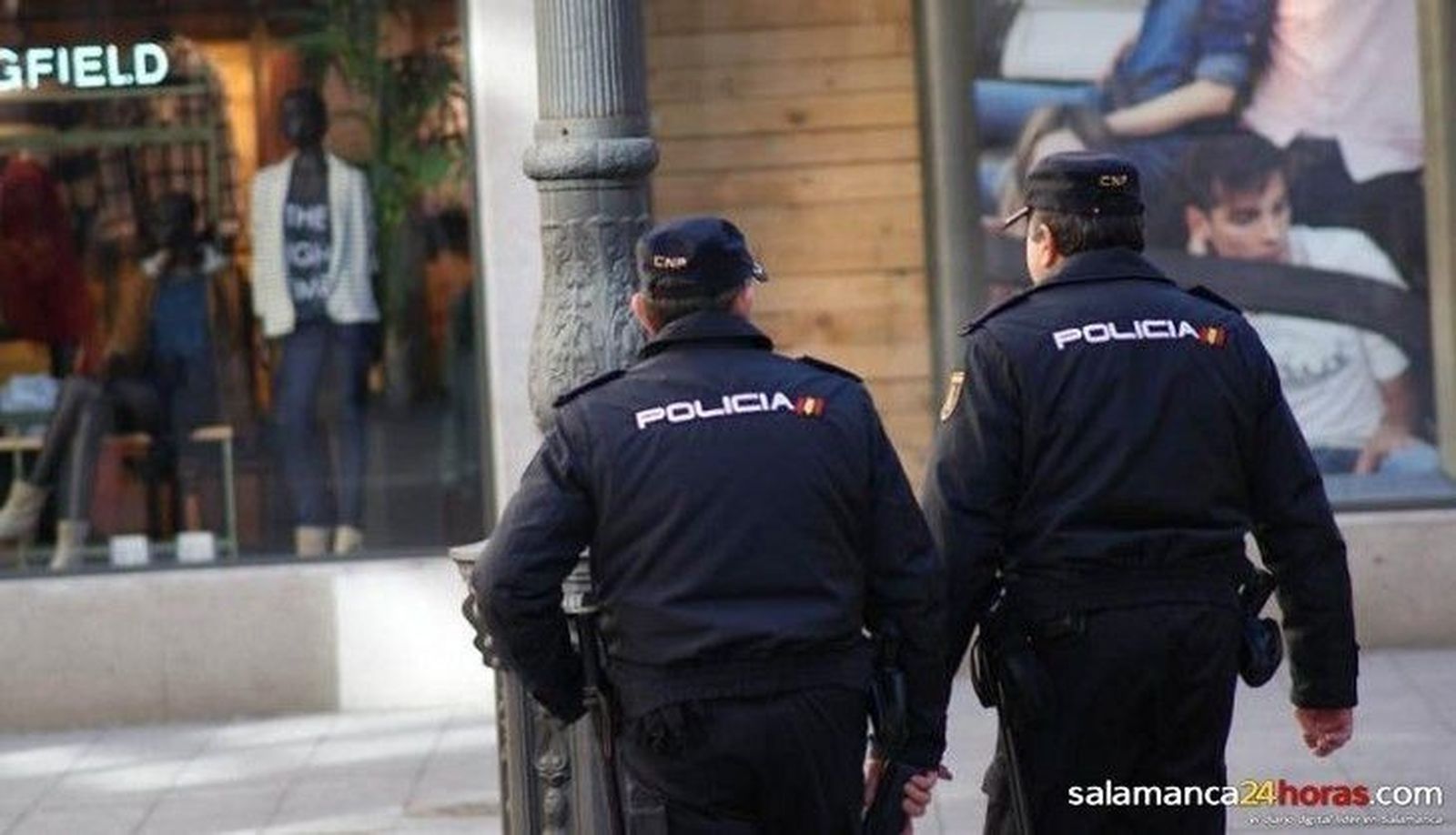 Arrestada por hurtar en tiendas de ropa de la calle Toro y amenazar a los agentes