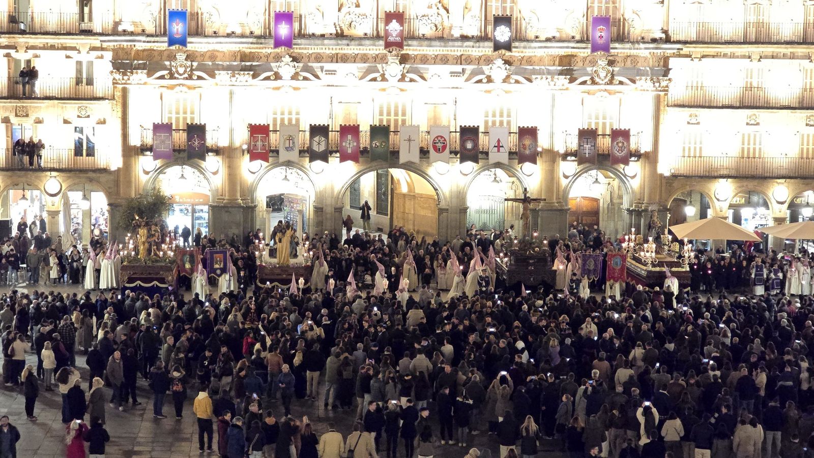 Emotivo desfile por el centenario de Seráfica Hermandad de Nazarenos con gran presencia de niños