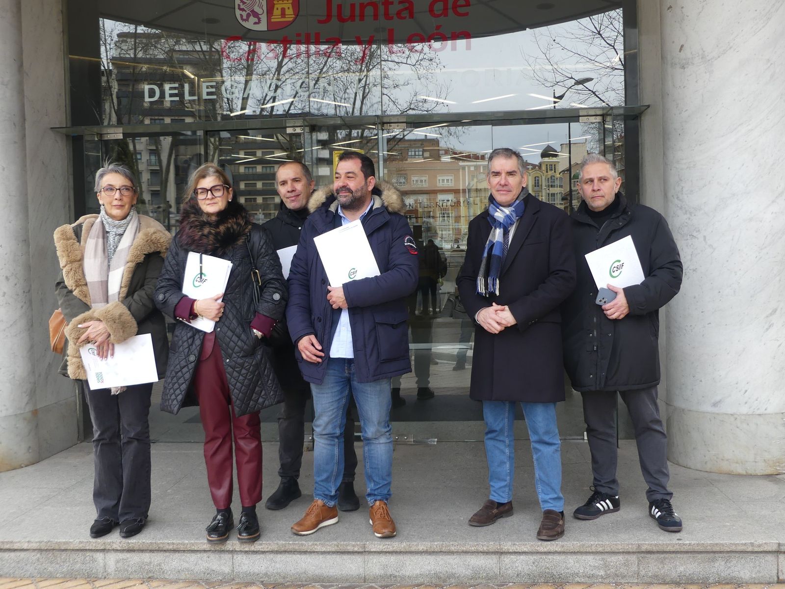 Representantes de sindicatos tras la reunión con el delegado territorial de la Junta