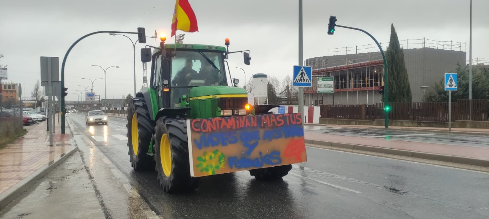 Tractores por la carretera de Zamora, a la altura del Helmántico de camino al centro
