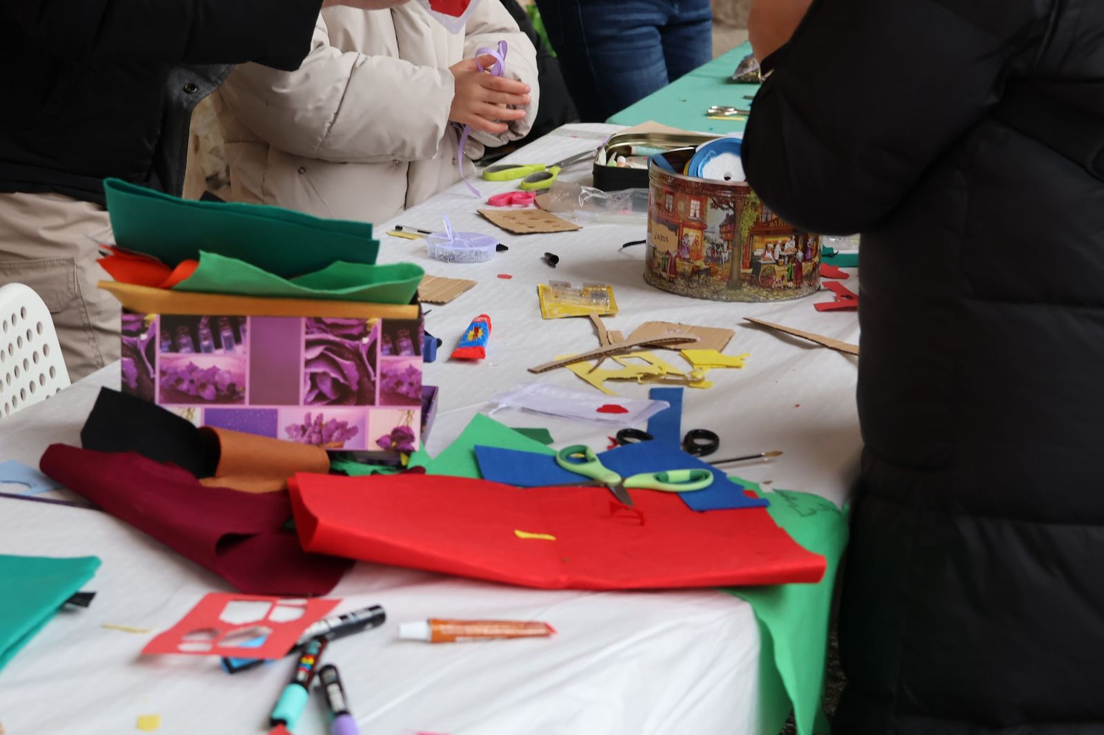GALERÍA | El mercado de artesanos en la calle Balborraz como escaparate del producto local