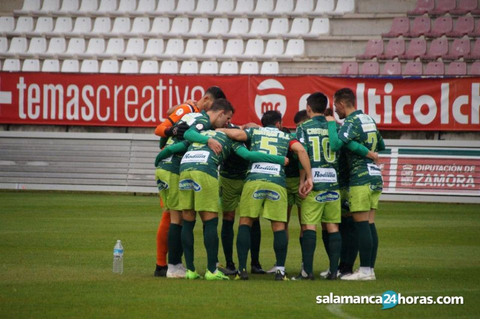 Los jugadores del Guijuelo hacen 'una piña' en el Ruta de la Plata