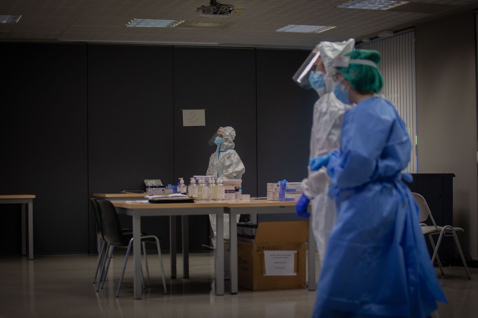 Profesionales sanitarios en un dispositivo de cribados masivos en el barrio del Raval, en Barcelona (España)