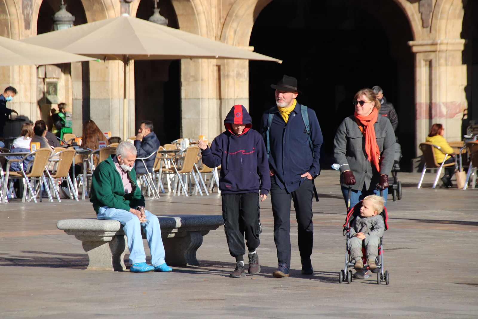 Gente paseando por la Plaza Mayor de Salamanca en otoño