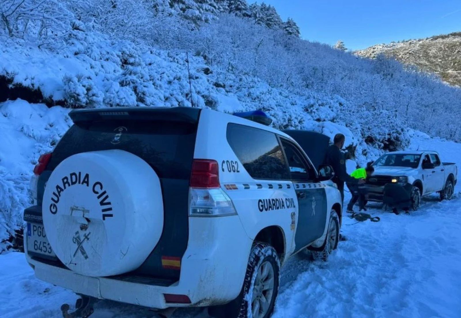 Vehículo atrapado en la nieve en Candelario