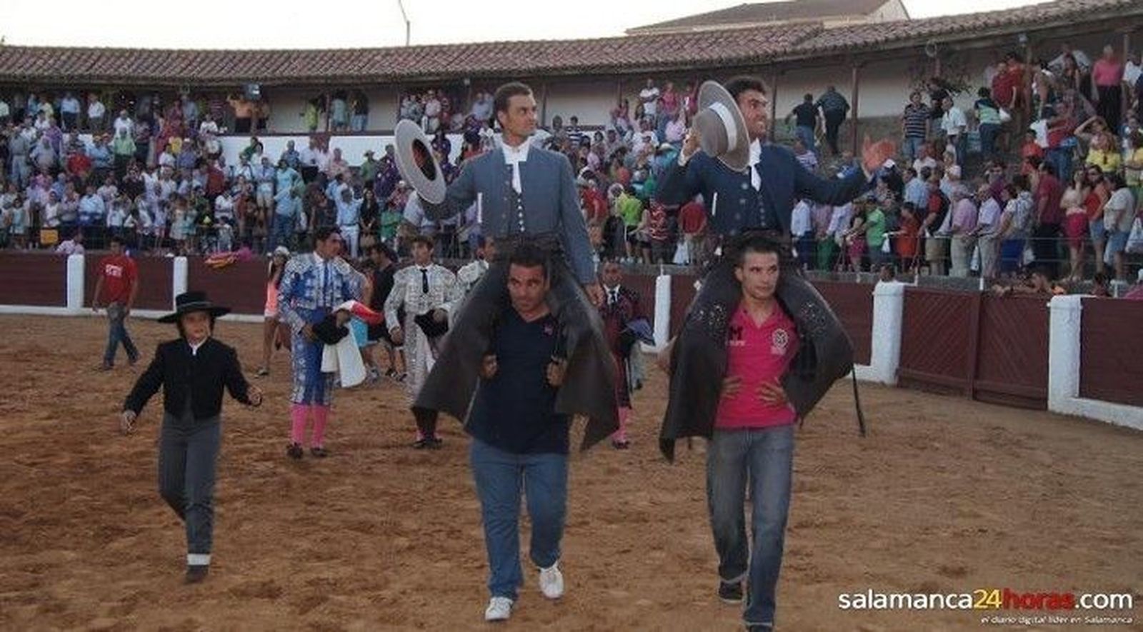 Sergio Galán y Raúl Martín Burgos, a hombros en la corrida de rejones de Guijuelo
