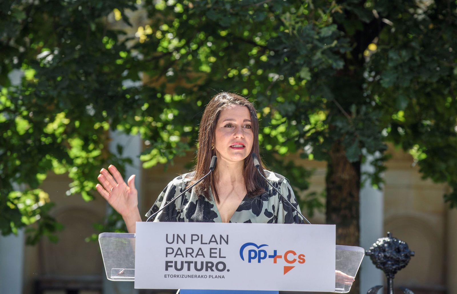 La presidenta de Ciudadanos, Inés Arrimadas, durante su intervención en el acto central de campaña de la coalición PP+C´s en la Casa de Juntas de Gernika. En Guernika, Vizcaya, País Vasco (Espa