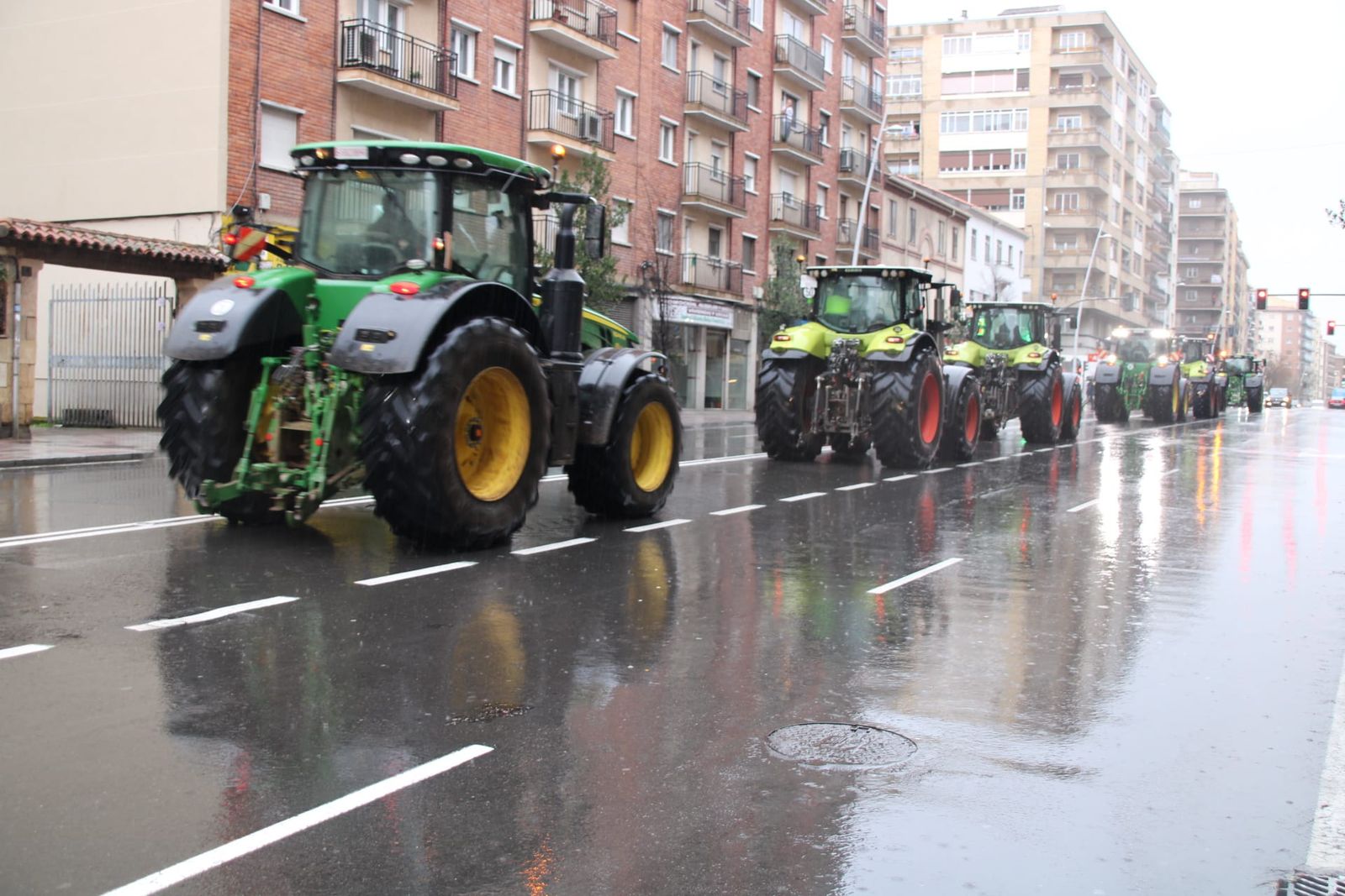 En imágenes la marcha con tractores y vehículos de campo en Salamanca en protesta contra Mercosur