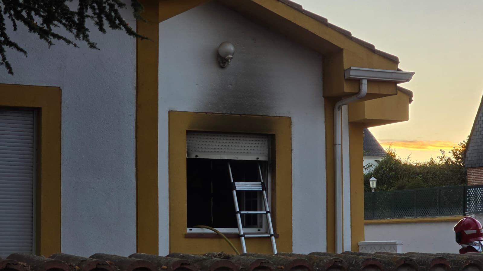 Incendio en una vivienda en la urbanización de Valdelagua con presencia de bomberos, Policía Local y Guardia Civil
