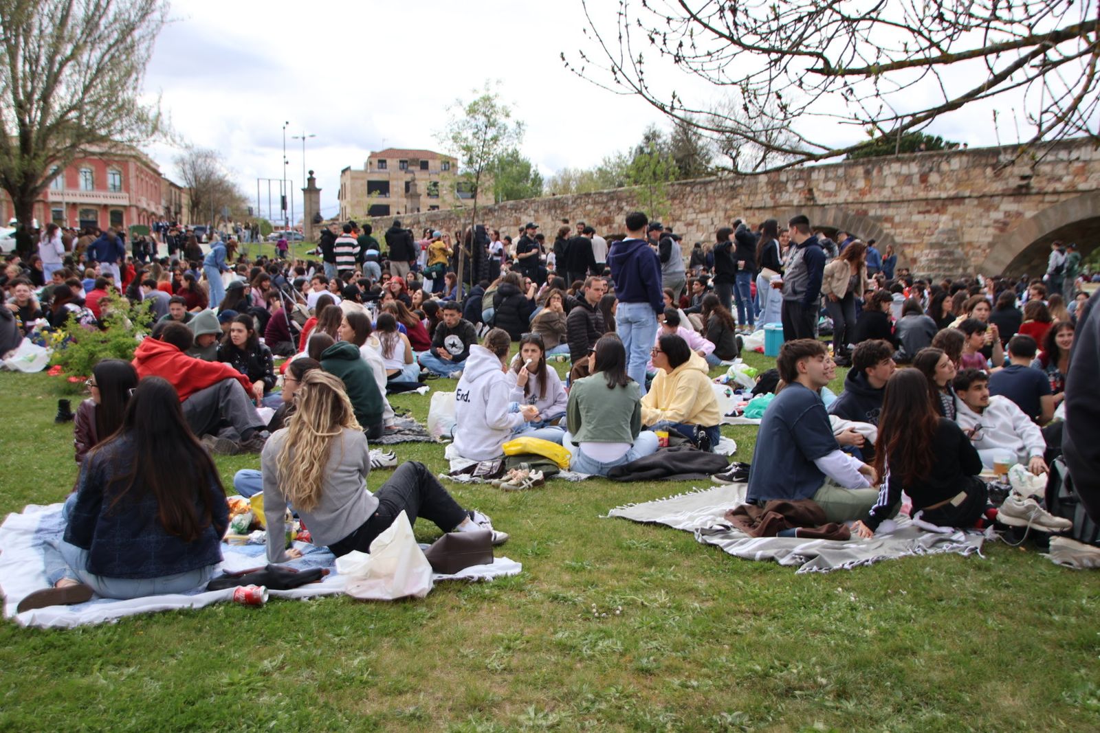 Un multitudinario Lunes de Aguas en Salamanca llena la ribera del Tormes