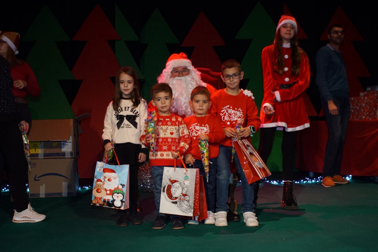 Papá Noel recorre las calles de Alba de Tormes y entrega regalos a los niños