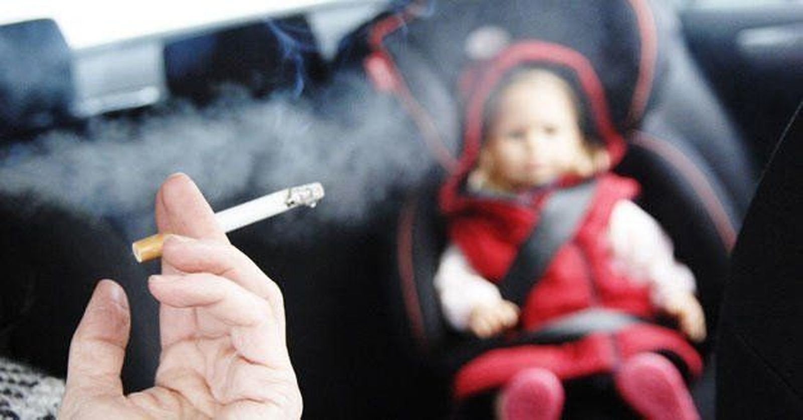 Médicos proponen la prohibición de fumar en los coches donde viajen niños y embarazadas