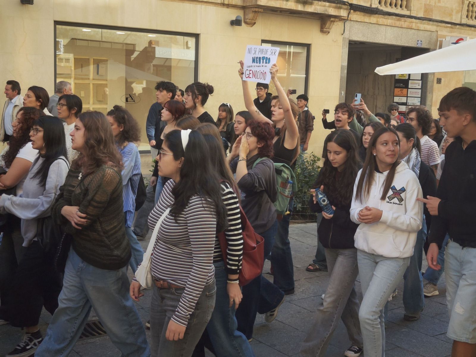 Los estudiantes de Salamanca recorren Salamanca alzando la voz por Palestina