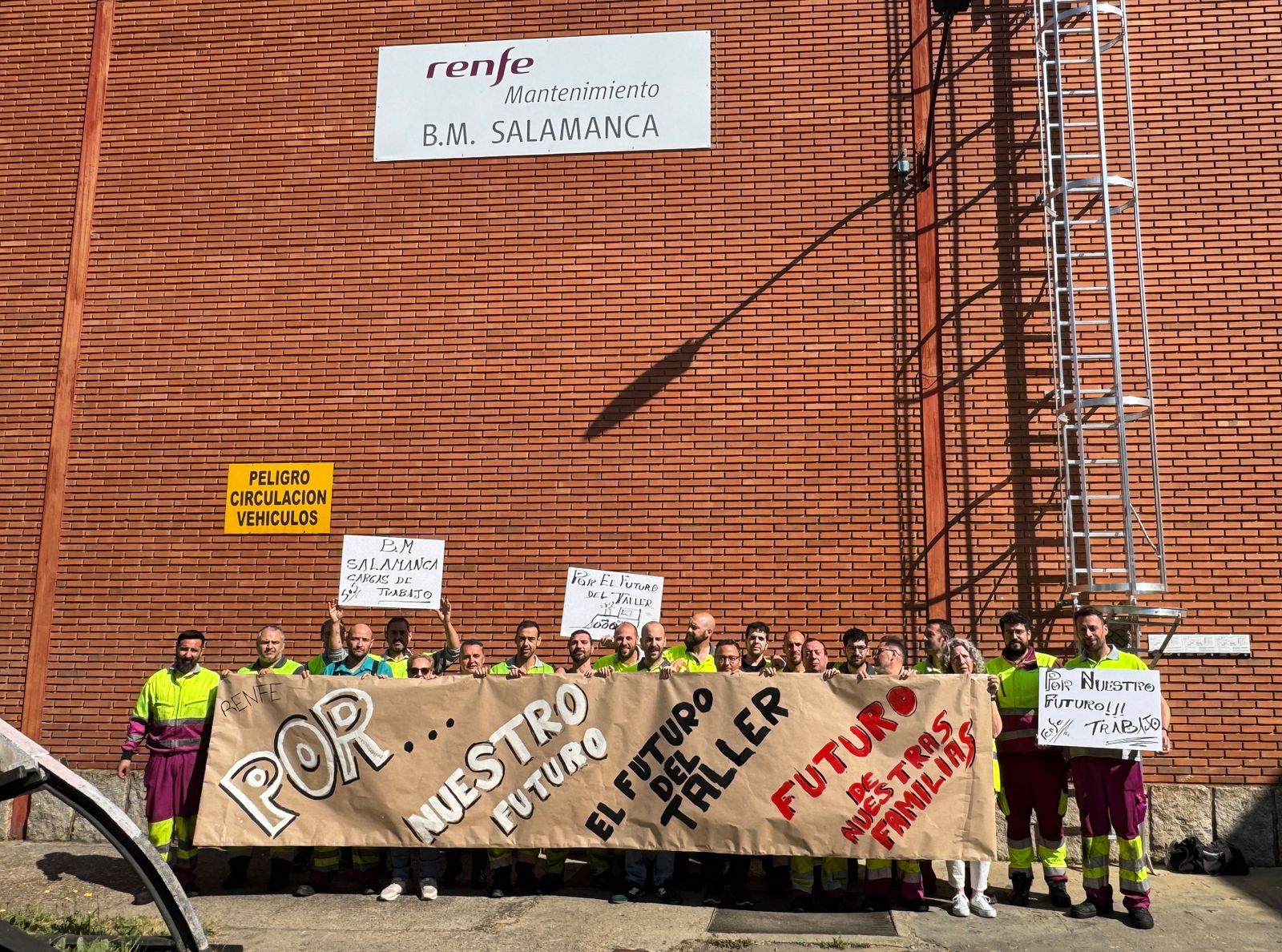 Concentración trabajadores de la Base de Mantenimiento de Renfe - Salamanca
