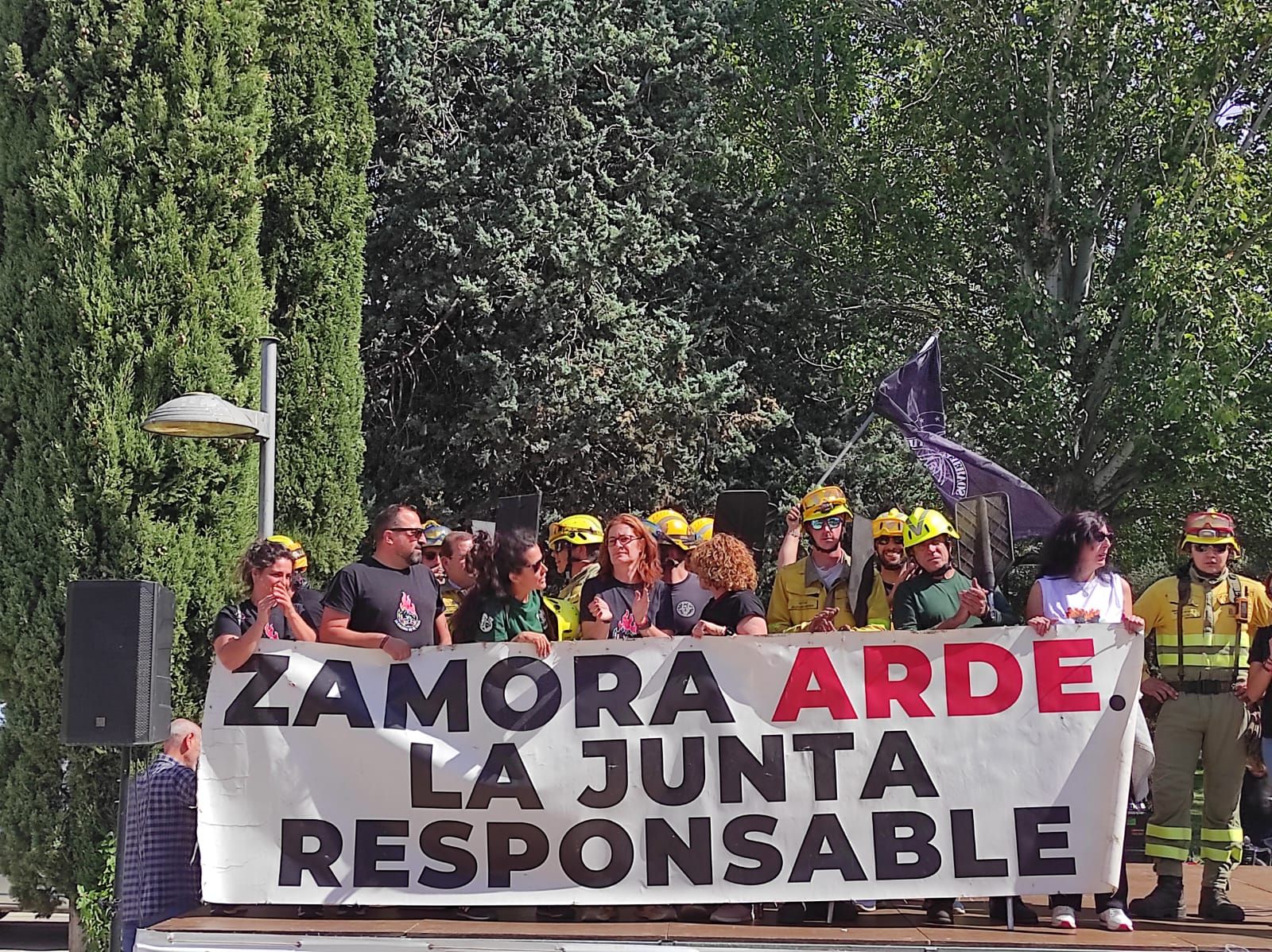 Concentración para reclamar "respeto y justicia" para Zamora tras los incendios
