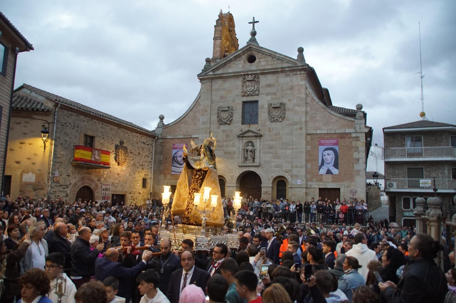 Santa Teresa se despide de los albenses bajo la lluvia