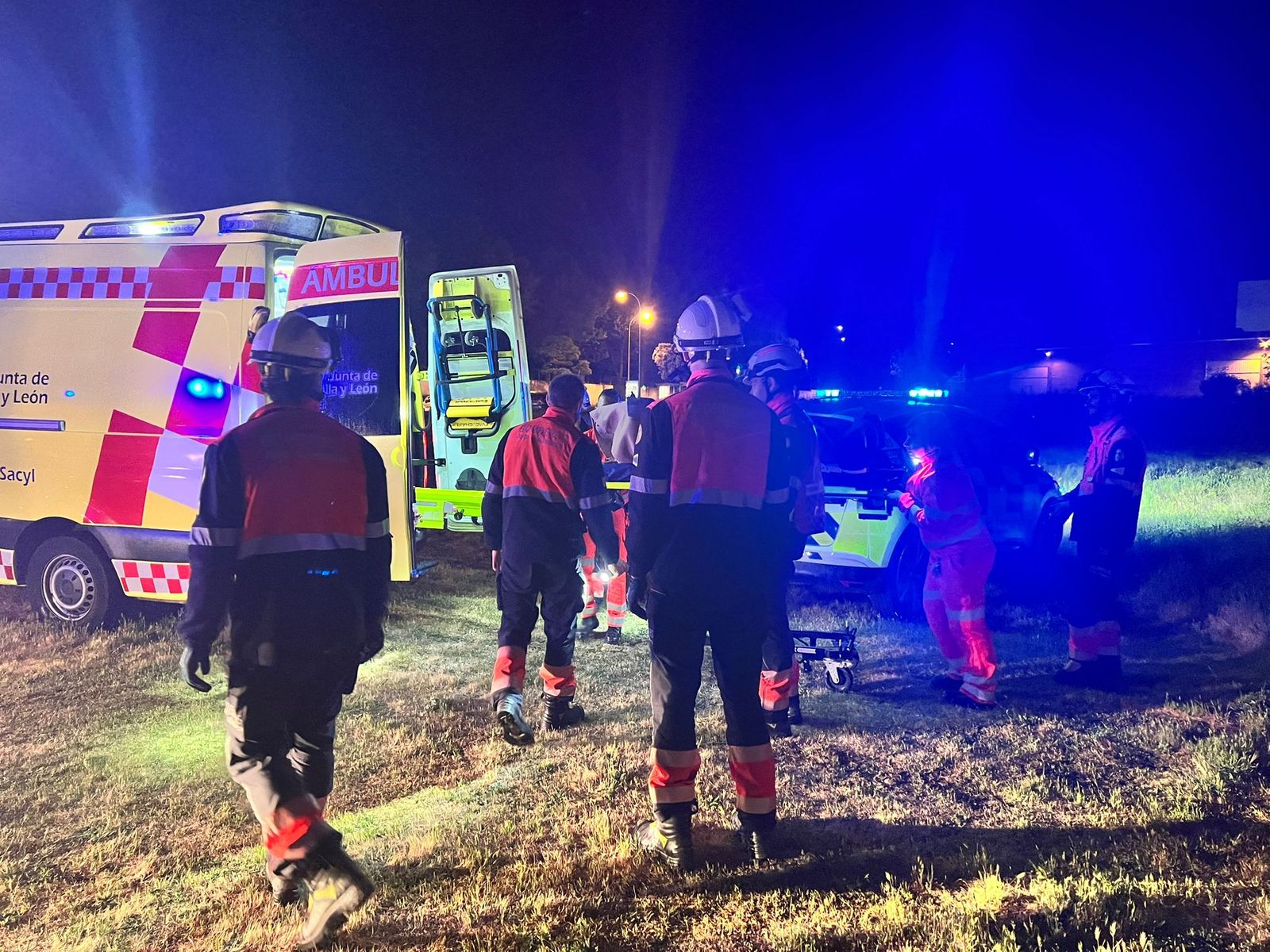 Rescatan a un hombre del interior de un pozo dentro de una nave en el barrio de Tejares