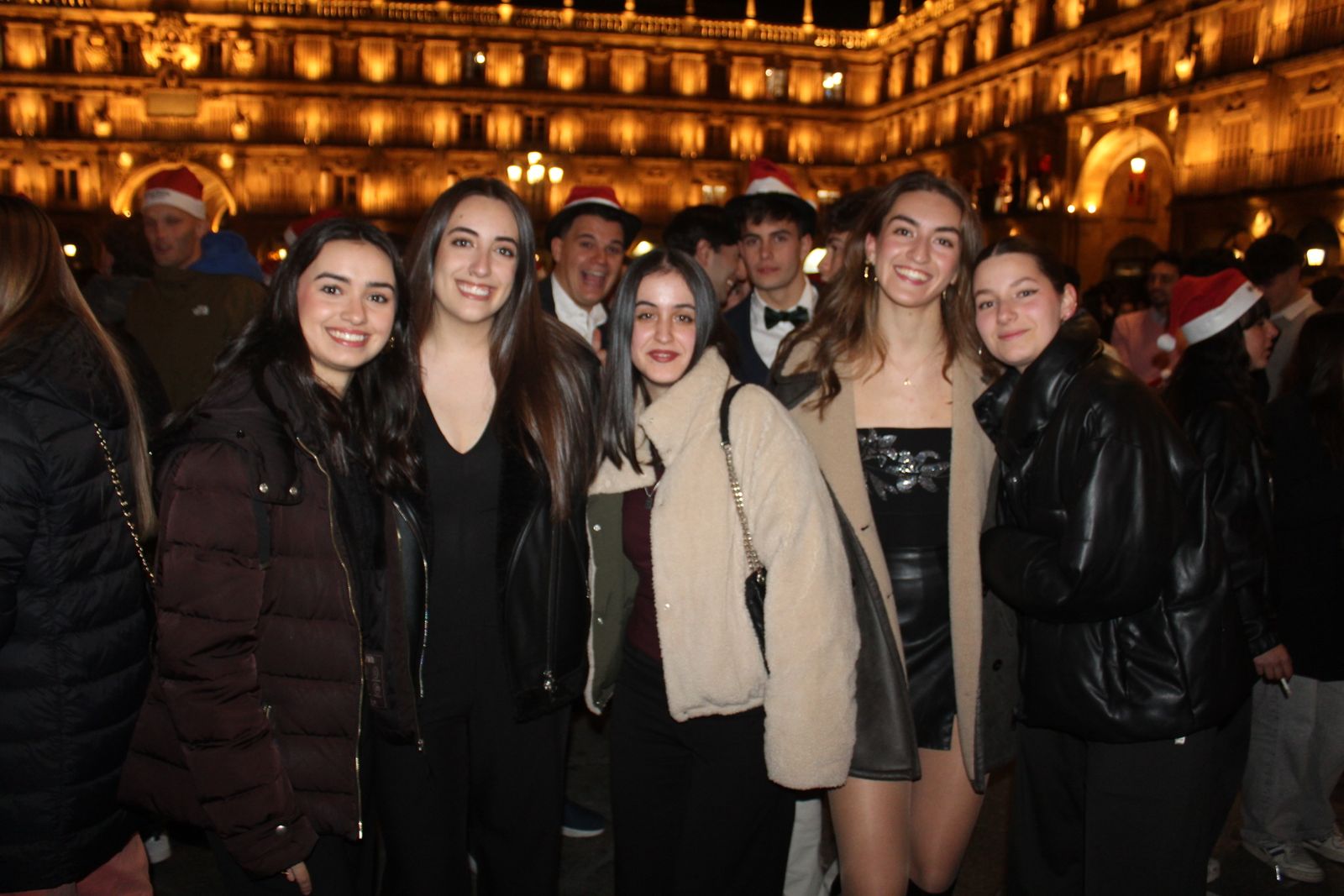 Miles de personas disfrutan de las campanadas y la fiesta del Fin de Año Universitario