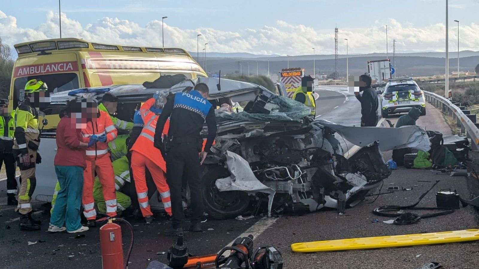 Varios atrapados en un accidente en la A62