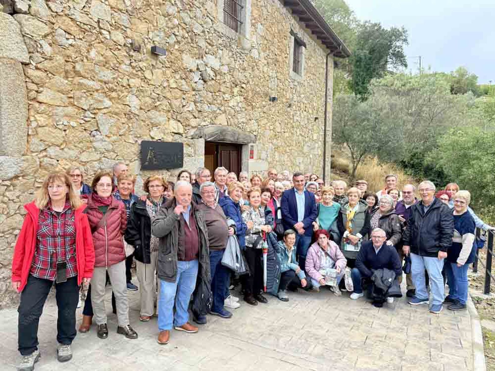 Alumnos de la Universidad de la Experiencia visitan San Esteban de la Sierra