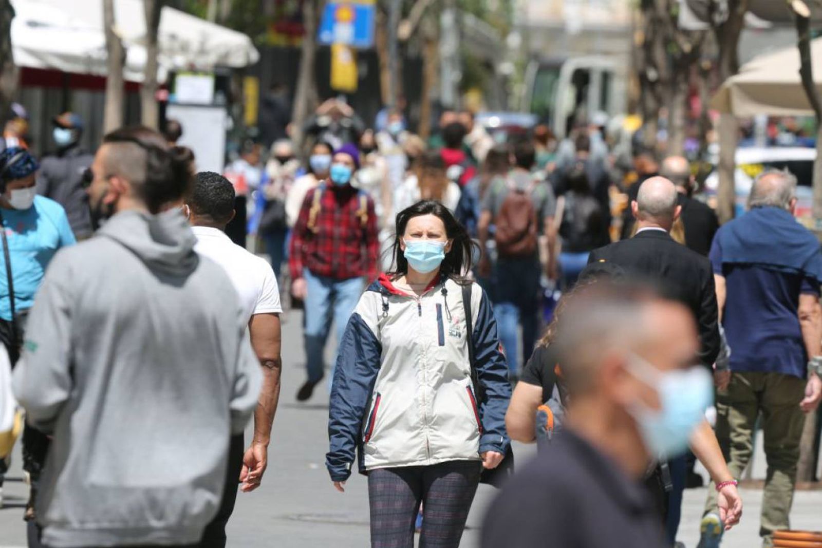 Mujer con mascarilla al aire libre | Foto: EP