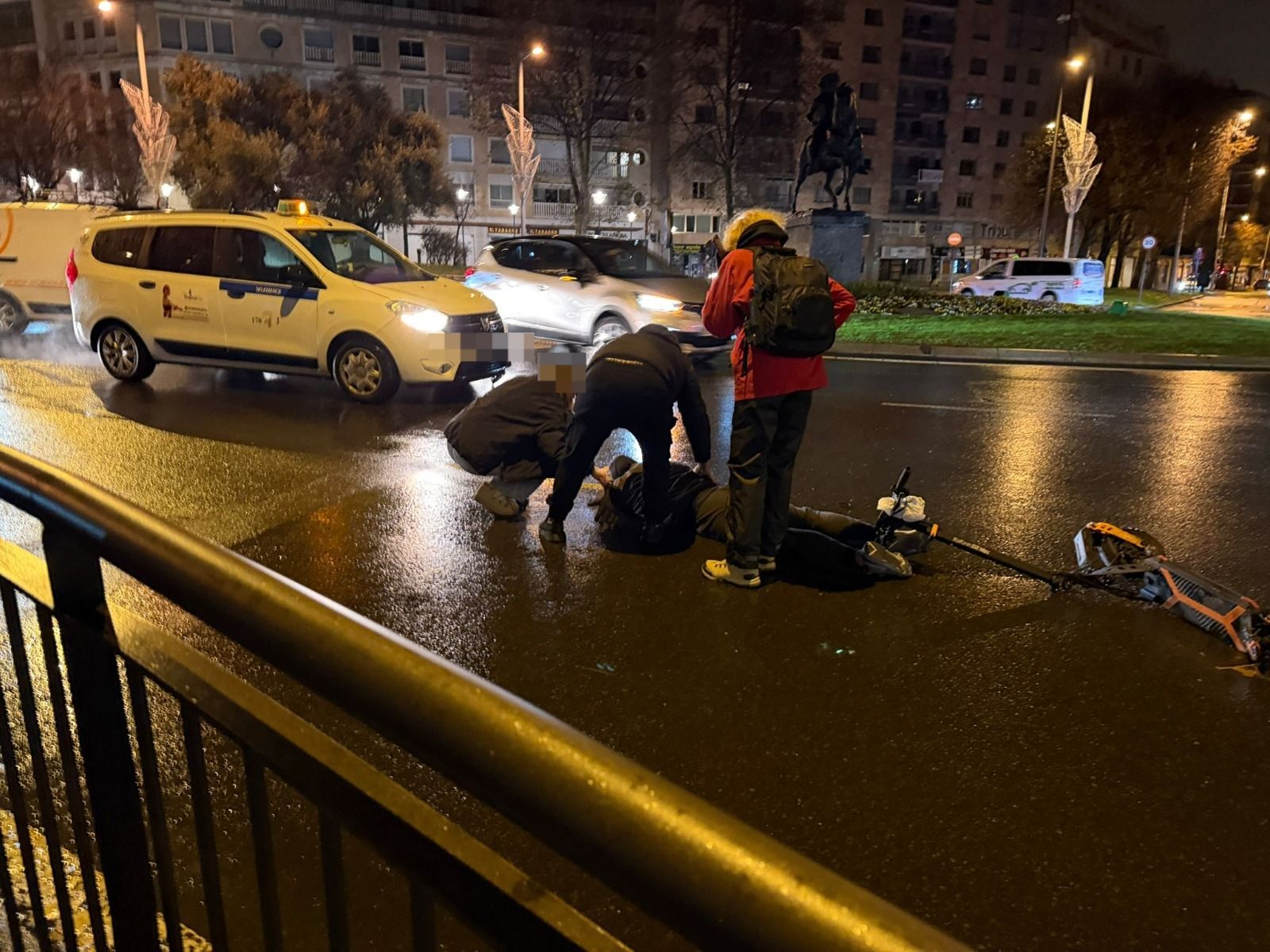 Un vehículo atropella al conductor de un patinete en la plaza de España