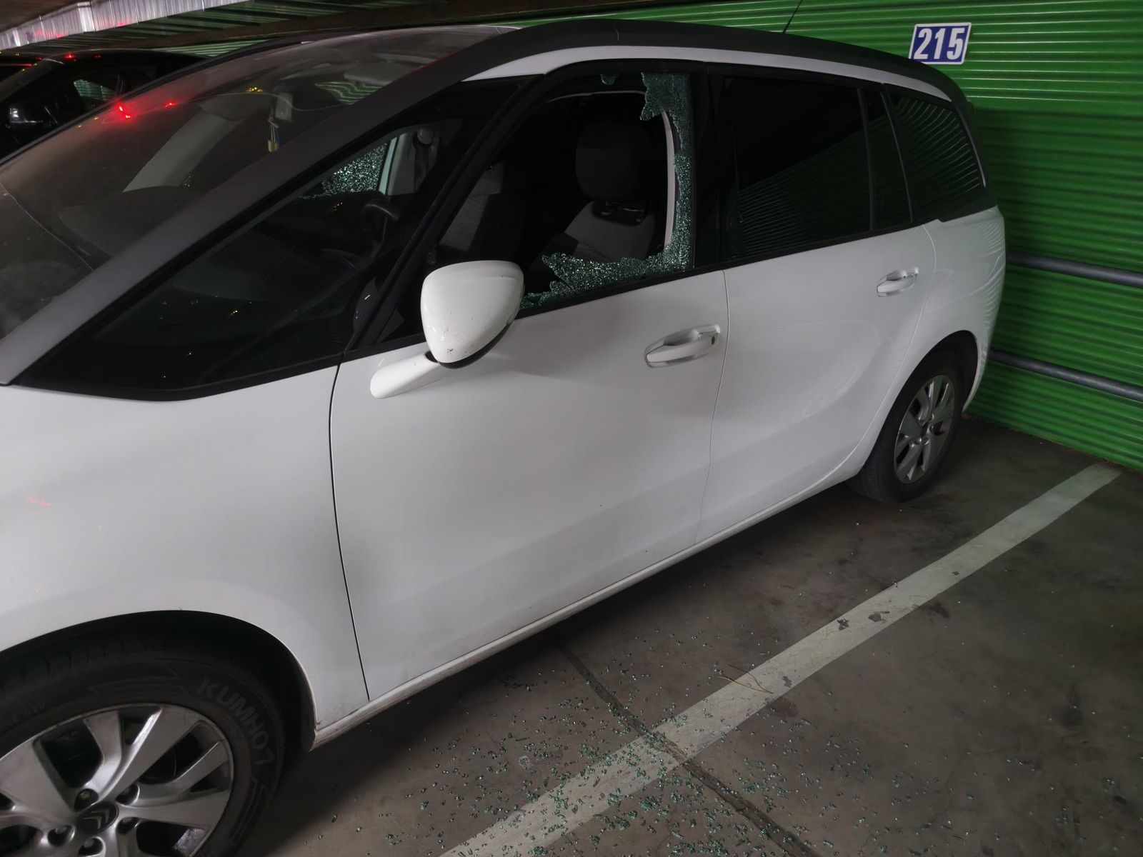 Saquean doce coches de madrugada en el parking de la avenida de Portugal
