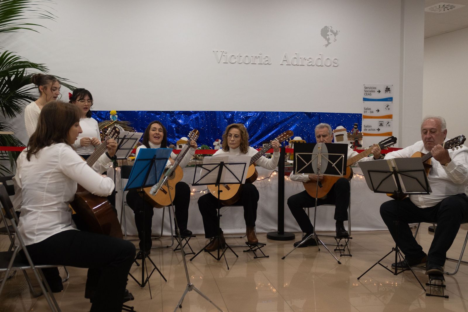 La Navidad también se teje en Salamanca con el belén de ganchillo de ZOES