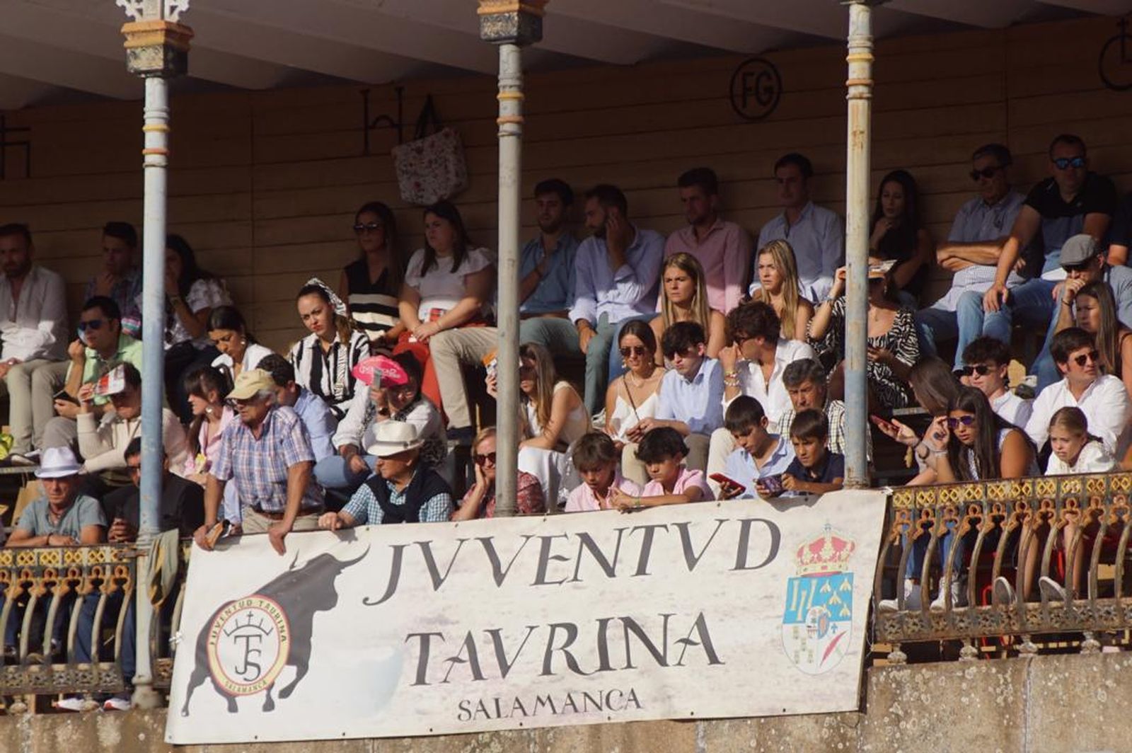 Juventud Taurina de Salamanca en los tendidos de La Glorieta durante la corrida de ‘El Vellosino’. Foto Juanes