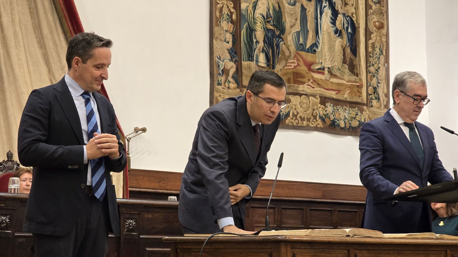 El rector de la Universidad de Salamanca preside el acto de toma de posesión de nuevos cargos académicos y del personal docente e investigador