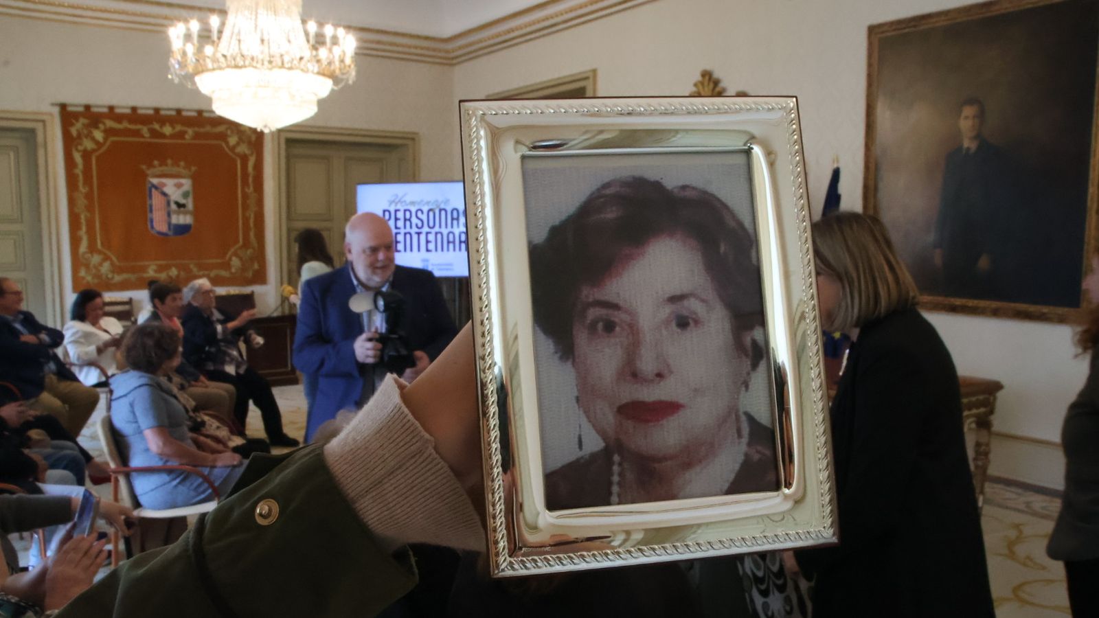 Isabel María Sánchez en una fotografía durante la entrega de placas por su centenario 