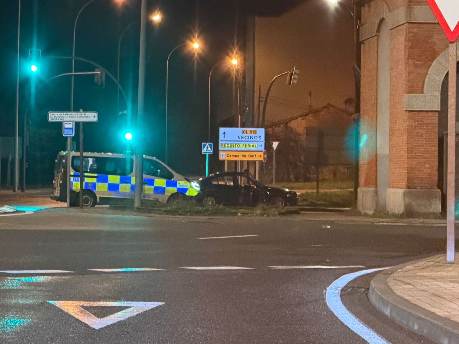 Los Bomberos excarcelan a un hombre tras un fuerte choque en la calle Buenaventura