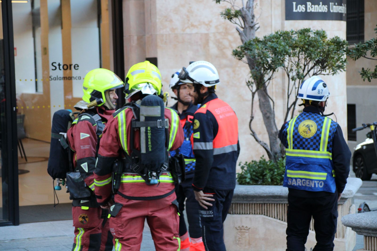bomberos-y-policia-local-trabajan-en-el-desalojo-de-una-oficina-bancaria-de-caixabank-en-la-calle-zamora-11