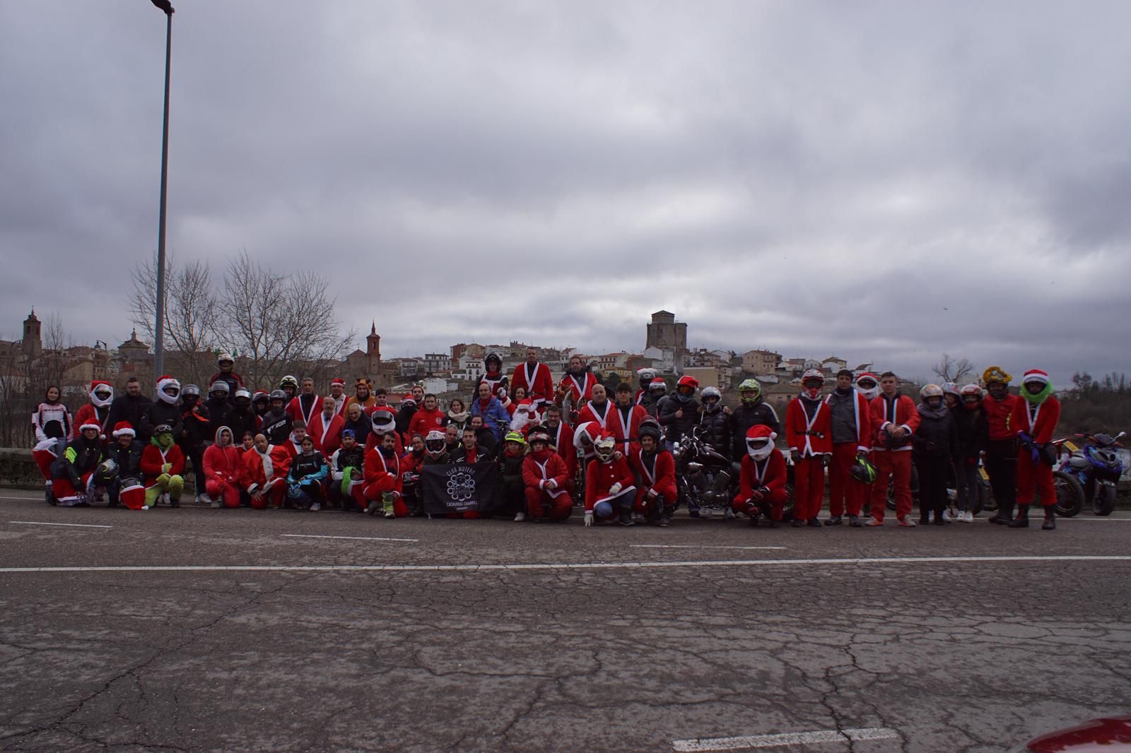 Alba de Tormes se despierta con el ruido de la 'Papanoelada motera' presidida por Papá Noel