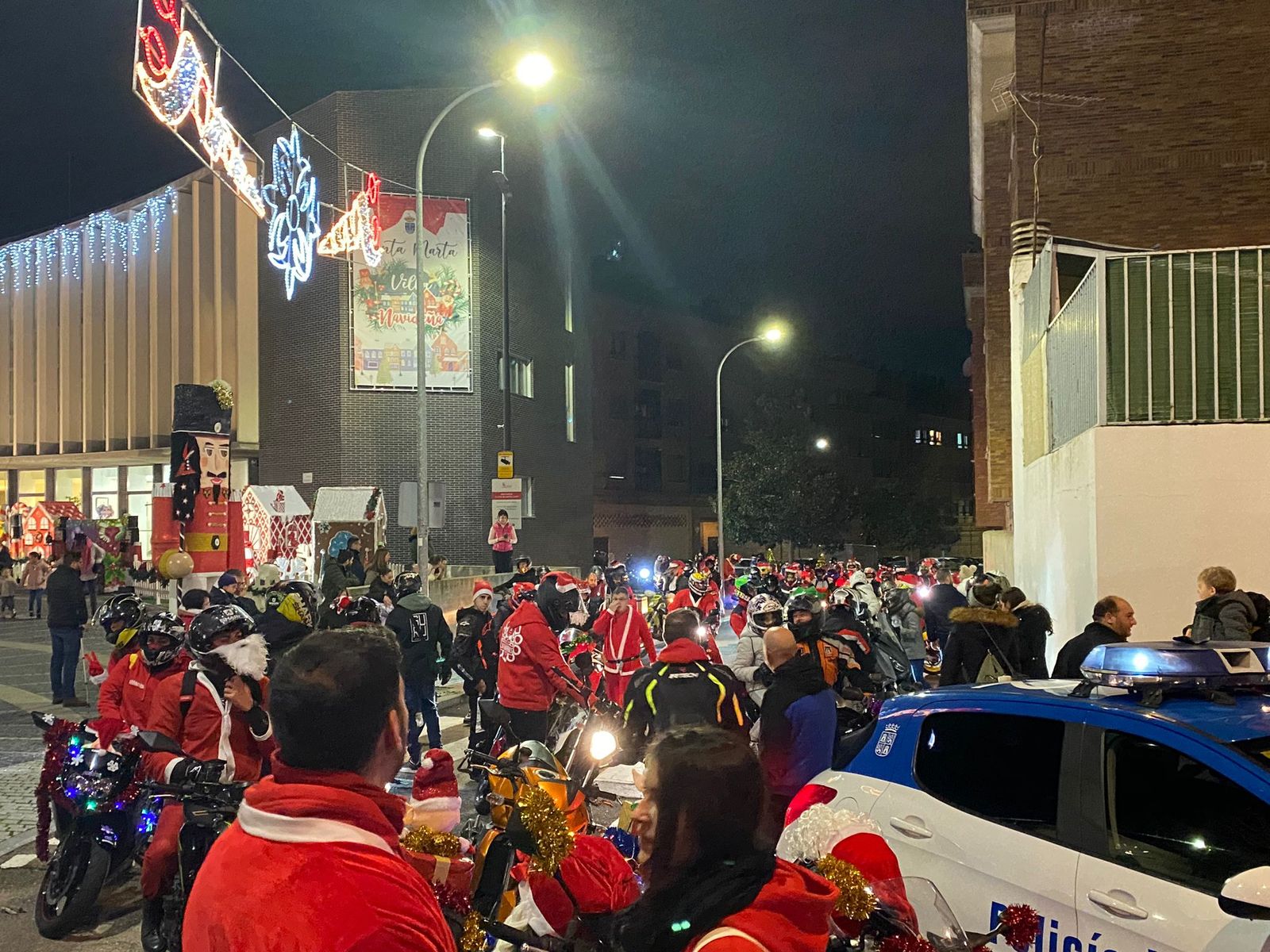 Papanoelada Motera 2022 a su paso por Santa Marta