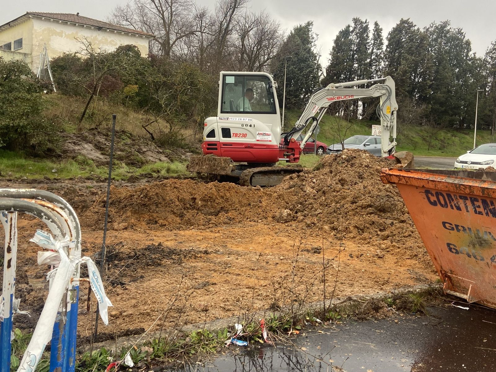 Máquinas preparando el terreno para la instalación de las oficinas de cantera de Unionistas