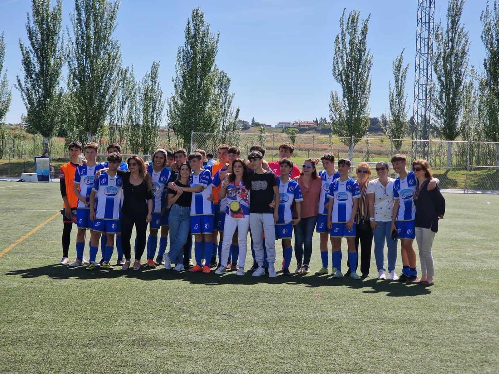 Jugadores del Cabrerizos posando por el Día de la Madre en un partido del pasado fin de semana |Foto: Cabrerizos CF
