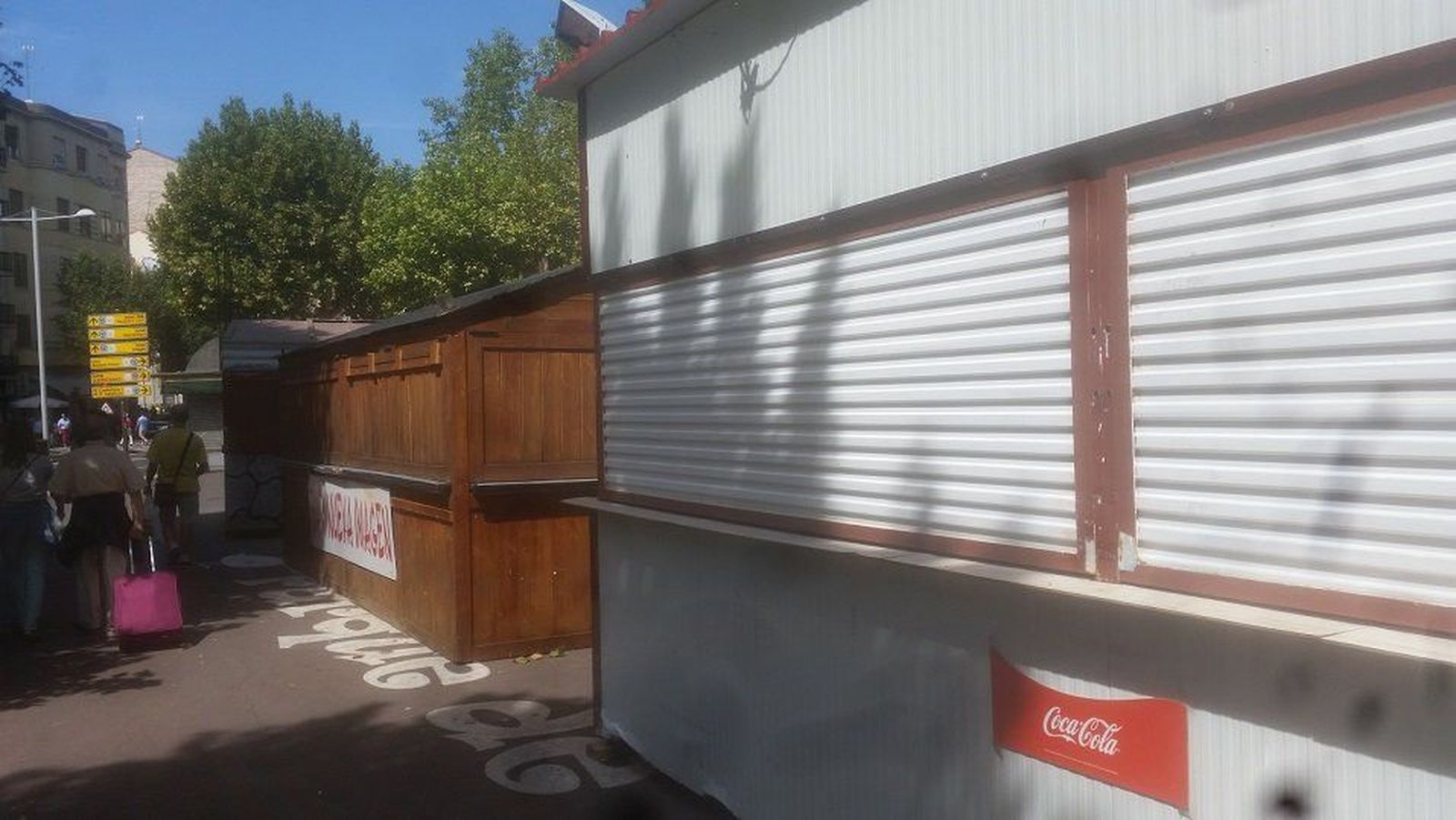 Montaje de las casetas de la Feria de Día