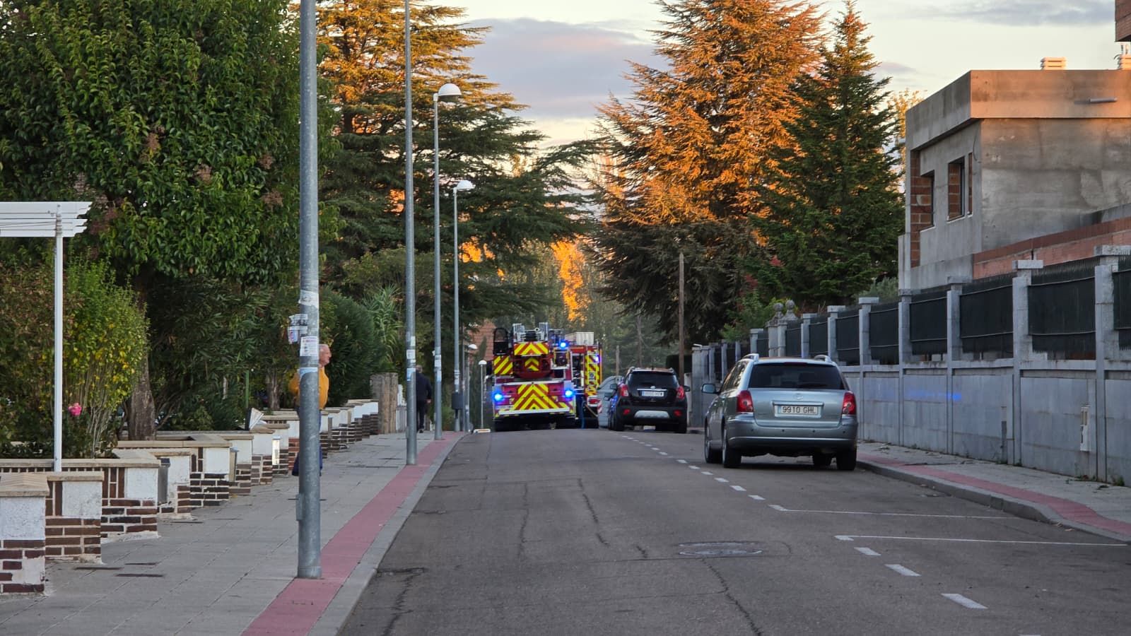Incendio en una vivienda en la urbanización de Valdelagua con presencia de bomberos, Policía Local y Guardia Civil