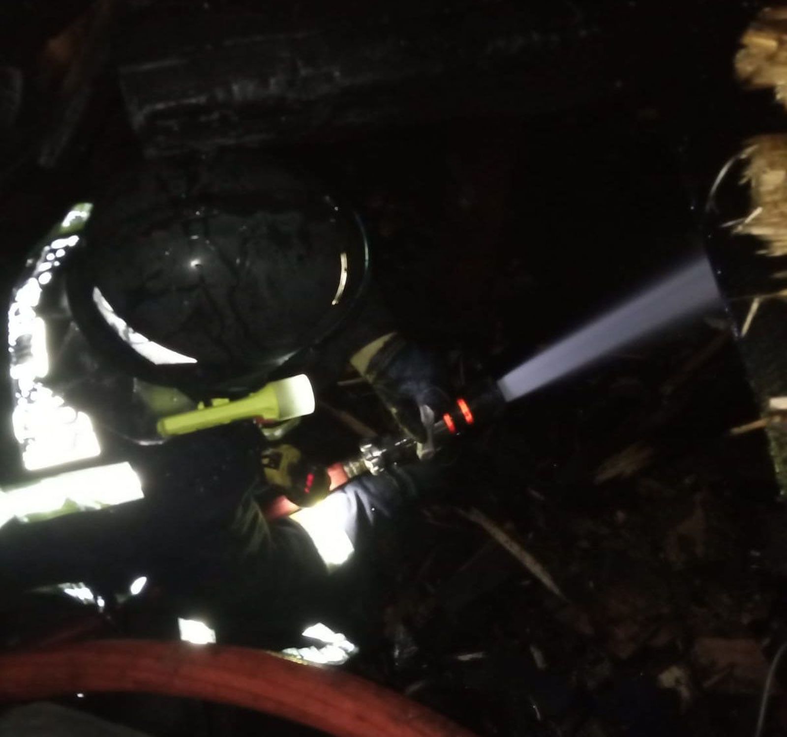 Incendio bar hermisende bomberos (2)