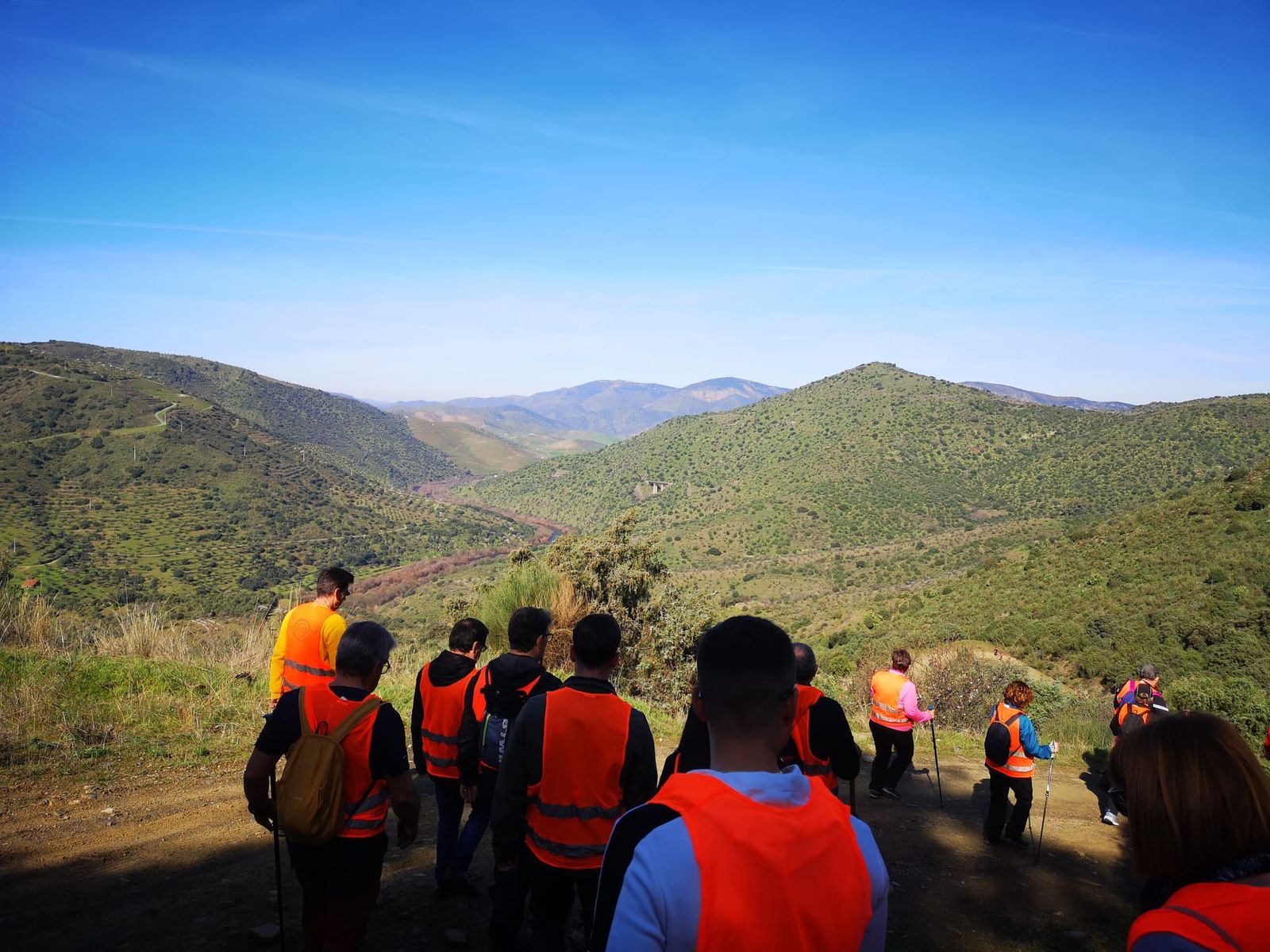 Más de un centenar de senderistas recorren La Fregeneda entre almendros en flor